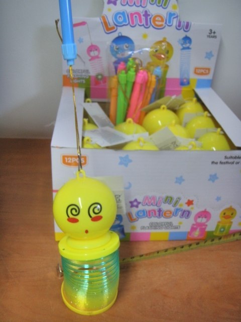 Sprężynka emotka buźka na patyczku świecąca 12szt