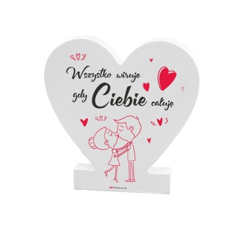 Drewniana tabliczka serce z podstawką wzbogacona lakierem UV z napisem "Wszystko wiruje gdy ciebie całuję"