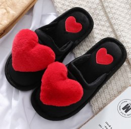 Kapcie damskie futrzane, pluszowe z serduszkiem CZARNO-CZERWONE 38-39 KE-108-A
