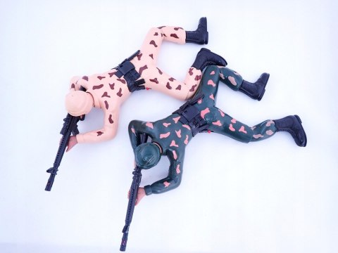 Żołnierz czołgający się 15x37cm | AK020