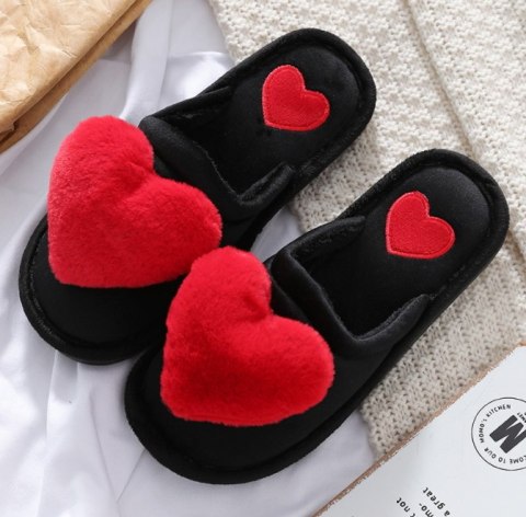 Kapcie damskie futrzane, pluszowe z serduszkiem CZARNO-CZERWONE 40 - 41 KE-108-B