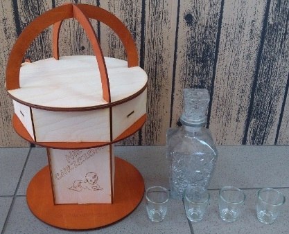 Chrzcielnica z karafką +kieliszki