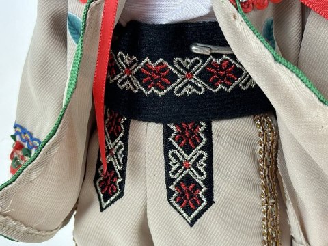 Lalka chłopiec 38cm w góralskim stroju ludowym z ciupagą dł.16cm z polskim głosem śpiewa i mówi po polsku,twarda